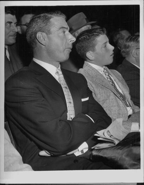 Ancora padre e figlio nel dicembre del 1955, a un incontro di basket al Madison Square Garden di New York. E’ l’anno in cui cui il campione entra nella  Hall of Fame del baseball (United Press Photo)